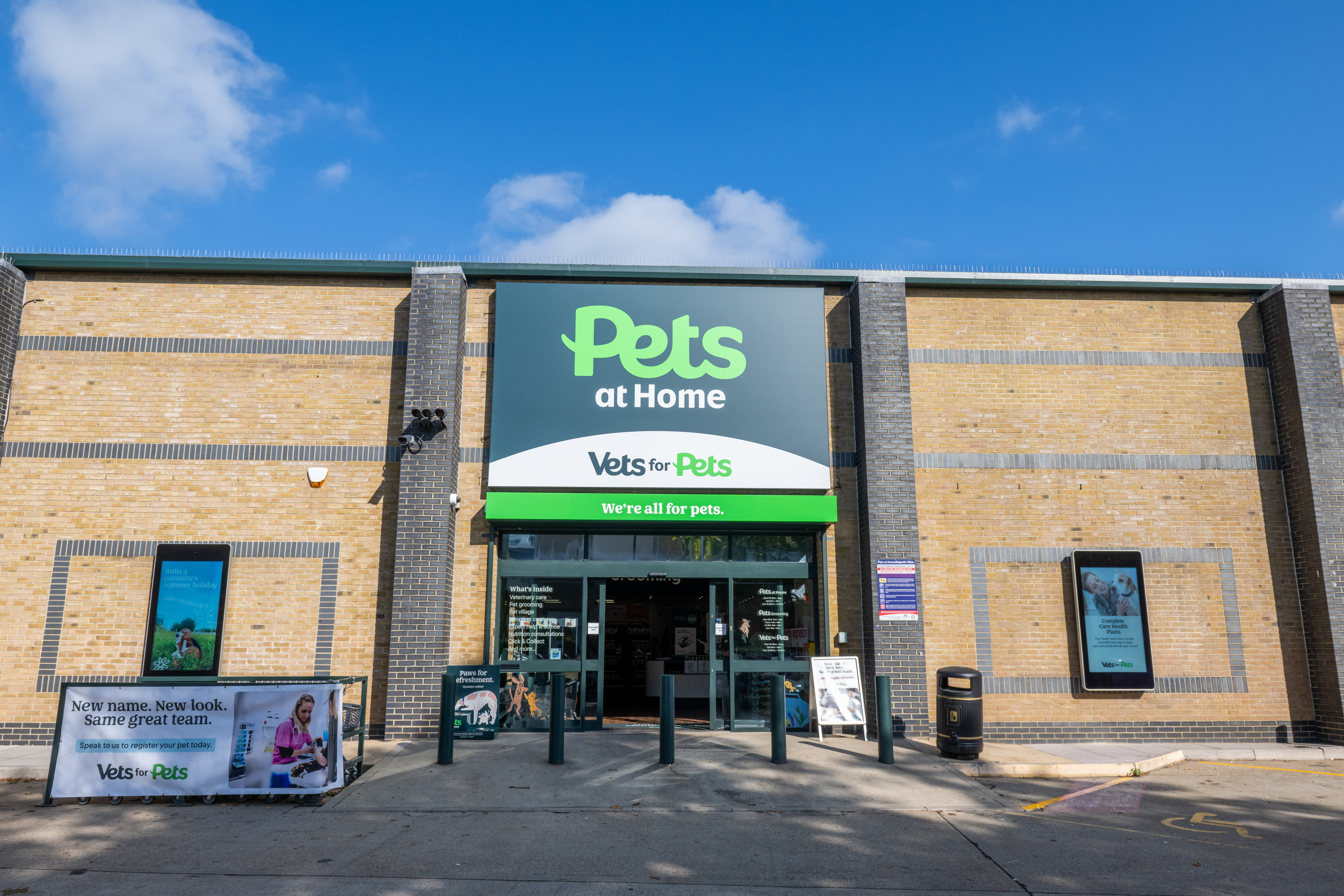 SWNS PETS AT HOME BRENTFORD 10